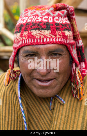 Pérou, vallée de l'Urubamba, Village Quechua d'Misminay. Un homme portant un chapeau traditionnel. Banque D'Images