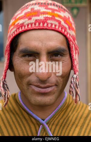 Pérou, vallée de l'Urubamba, Village Quechua d'Misminay. Un homme portant un chapeau traditionnel. Banque D'Images