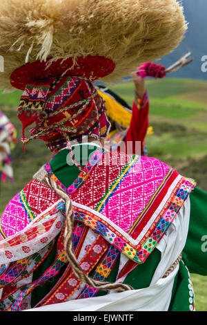 Pérou, Moray, vallée de l'Urubamba. Retour du Costume et chapeau de danseuse Quechua. Banque D'Images
