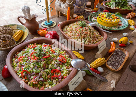 Pérou, Moray, vallée de l'Urubamba. Un déjeuner-buffet, le Parador de Moray. Taboulé de Quinoa Salade végétarienne, mousse. Banque D'Images