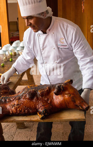 Pérou, Moray, vallée de l'Urubamba. Porc rôti, un déjeuner-buffet, le Parador de Moray. Banque D'Images