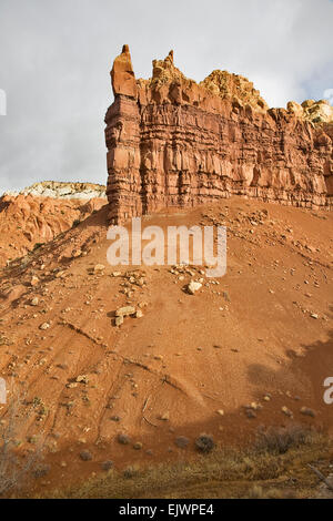 Les falaises de Red Rock Ranch fantôme près du village de Abiquiu dans le nord du Nouveau Mexique sont un contraste spectaculaire de la fores Banque D'Images