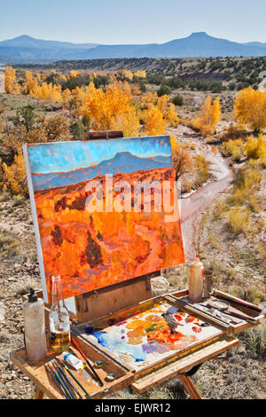 Barry peintre McCuen travaille sur une toile de plein air l'automne couleurs dans le paysage Octobre à Ghost Ranch. Banque D'Images