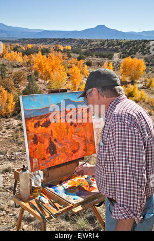 Barry peintre McCuen travaille sur une toile de plein air l'automne couleurs dans le paysage Octobre à Ghost Ranch Banque D'Images