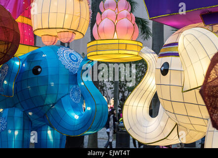 Lanterne chinoise affichage à la Hong Kong Cultural Centre. Plusieurs fois chaque soir, le centre d'afficher un jeu de lumières à co Banque D'Images