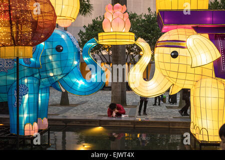 Lanterne chinoise affichage à la Hong Kong Cultural Centre. Plusieurs fois chaque soir, le centre d'afficher un jeu de lumières à co Banque D'Images