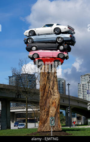 Installation d'art public intitulée Trans Am Totem à Vancouver, Colombie-Britannique, Canada. Cette sculpture joueuse a été réalisée par l'artiste de Vancouver Marcus Bowcott. Banque D'Images