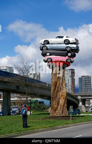 Installation d'art public intitulée Trans Am Totem à Vancouver, Colombie-Britannique, Canada. Cette sculpture joueuse a été réalisée par l'artiste de Vancouver Marcus Bowcott. Banque D'Images