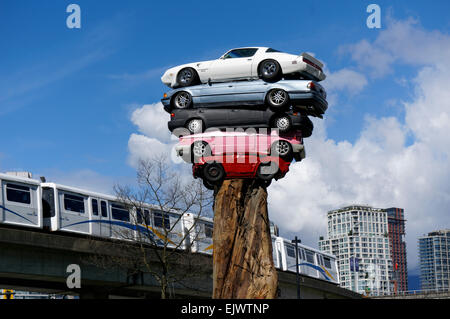 Installation d'art public intitulée Trans Am Totem à Vancouver, Colombie-Britannique, Canada. Cette sculpture joueuse a été réalisée par l'artiste de Vancouver Marcus Bowcott. Banque D'Images