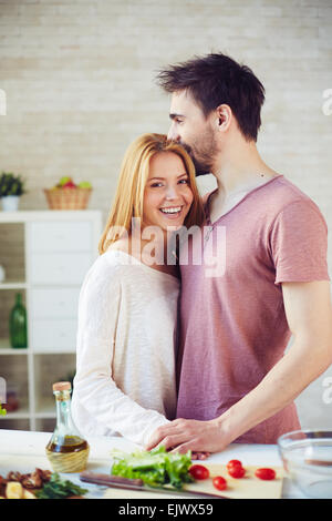 Heureux et amoureux de l'article dates par table avec la nourriture végétarienne Banque D'Images