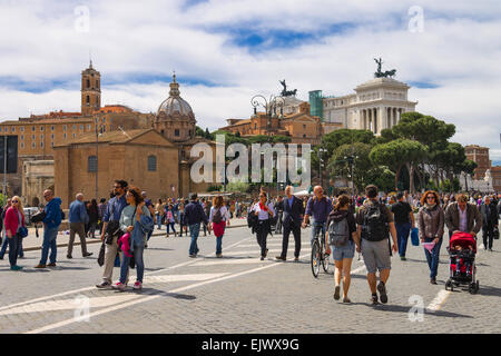 Rome, Italie - 04 mai 2014 : les touristes visitant les sites touristiques dans la partie historique de la ville de Rome, Italie Banque D'Images