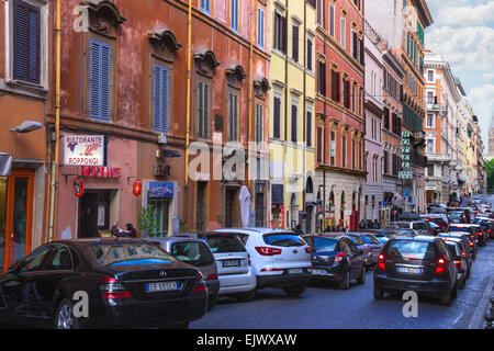 Rome, Italie - 04 mai 2014 : les voitures sur la rue Via Quattro Fontane à Rome, Italie Banque D'Images