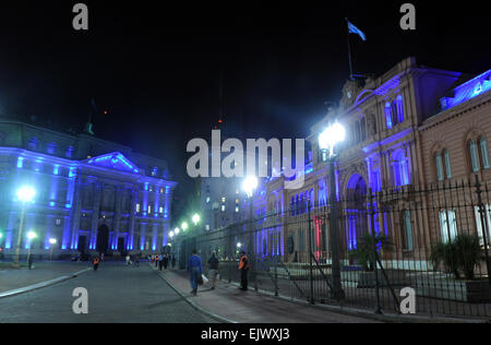 Buenos Aires, Argentine. 1er avril 2015. La Casa Rosada est éclairé en bleu pour la Journée mondiale de sensibilisation à l'autisme à Buenos Aires, capitale de l'Argentine, le 1 avril 2015. Le 2 avril marque la Journée mondiale de sensibilisation à l'autisme. © TELAM/Xinhua/Alamy Live News Banque D'Images