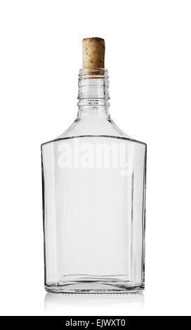 Bouteille de cognac vide avec du liège isolé sur fond blanc Banque D'Images