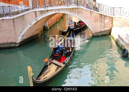 Venise, Italie - 06 MAI 2014 : Gondolier voile avec les touristes en gondole le long d'un des canaux de Venise, Italie Banque D'Images