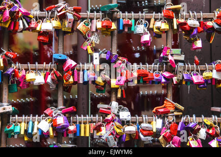 Vérone, Italie - 7 mai 2014 : Beaucoup d'amour des verrous sur les portes de la maison de Juliette à Vérone, Italie Banque D'Images