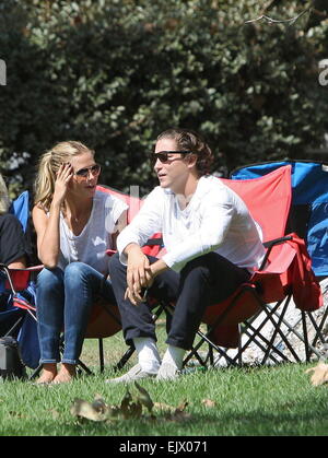 Heidi Klum observe ses enfants jouer au soccer de Brentwood avec petit ami Vito Schnabel comprend : Heidi Klum,Vito Schnabel Où : Los Angeles, California, United States Quand : 27 mai 2014 Banque D'Images