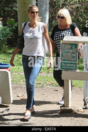 Heidi Klum observe ses enfants jouer au soccer à Brentwood avec Heidi Klum : où : Los Angeles, California, United States Quand : 27 mai 2014 Banque D'Images