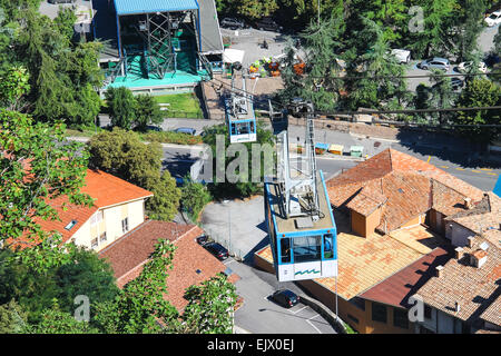 Saint-marin. San marino - août 08, 2014 : funiculaire menant à la forteresse de San marino. La république de Saint-Marin Banque D'Images