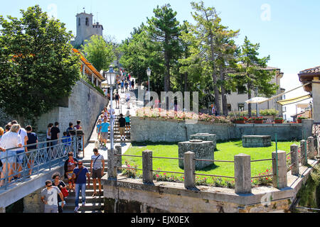 Saint-marin. San marino - août 08, 2014 : les touristes visiter la ville de Saint-Marin. La république de Saint-Marin Banque D'Images