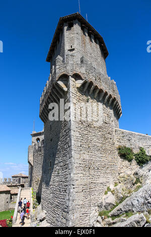 Saint-marin. San marino - août 08, 2014 : les touristes visiter la ville dans la cour de forteresses guaita sur le mont Titan. La république de Saint-Marin Banque D'Images