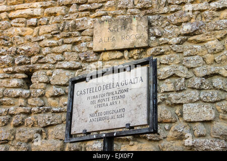 Saint-marin. San marino - août 08, 2014 : plaque mémorable près du château à Saint-Marin. Le texte stipule : Castello della guaita. première fortification du mont Titan. noyau initial avant 1253 Banque D'Images