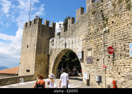 Saint-marin. San marino - août 08, 2014 : les touristes visiter la ville de Saint-Marin. La république de Saint-Marin Banque D'Images