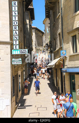 Saint-marin. San marino - août 08, 2014 : les touristes visiter la ville de Saint-Marin. La république de Saint-Marin Banque D'Images