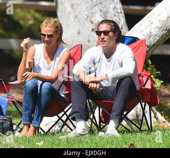 Heidi Klum observe ses enfants jouer au soccer de Brentwood avec petit ami Vito Schnabel comprend : Heidi Klum,Vito Schnabel Où : Los Angeles, California, United States Quand : 27 mai 2014 Banque D'Images