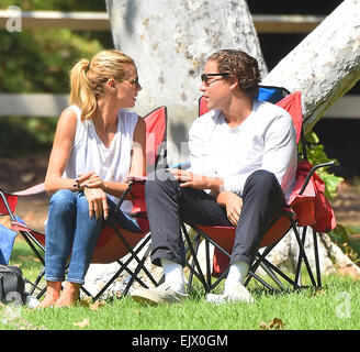 Heidi Klum observe ses enfants jouer au soccer de Brentwood avec petit ami Vito Schnabel comprend : Heidi Klum,Vito Schnabel Où : Los Angeles, California, United States Quand : 27 mai 2014 Banque D'Images