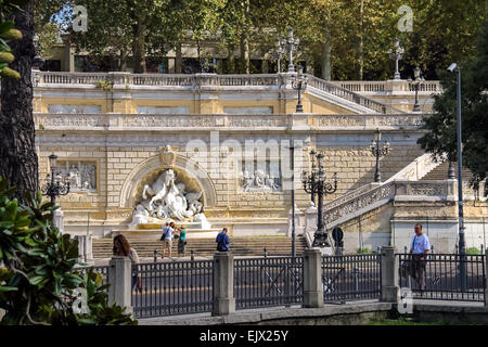 Bologne, Italie - 18 août 2014 : les gens près du parc Parco della Montagnola (montagnolla) dans la ville de Bologne. Banque D'Images