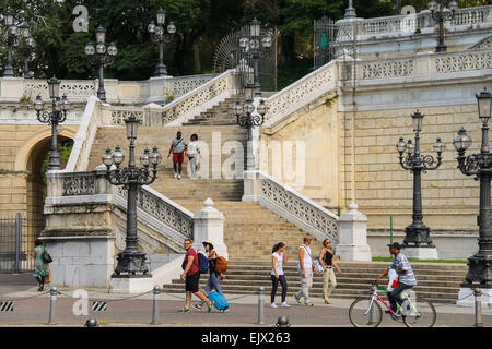 Bologne, Italie - 18 août 2014 : les gens près du parc Parco della Montagnola (montagnolla) dans la ville de Bologne. Banque D'Images