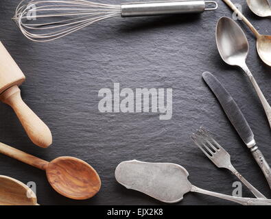 Ustensiles de cuisine sur un fond gris foncé. Banque D'Images