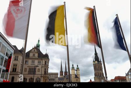 Dans le coup des drapeaux de fortes rafales de vent apporté par Niklas 'tempête' sur le marché à Halle (Saale), Allemagne, 31 mars 2015. La dépression profonde 'Niklas' a de fortes pluies et des rafales de vent avec une vitesse allant jusqu'à 140 km/h mardi matin. Photo : Hendrik Schmidt/dpa Banque D'Images