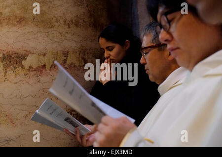 Les fervents catholiques participant à la cérémonie traditionnelle du lavement des pieds à l'église du Saint-Sépulcre dans la vieille ville de Jérusalem Israël Banque D'Images