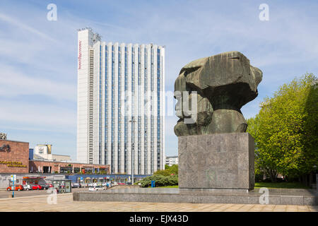 Monument Karl Marx, l'Hotel Mercure derrière, Brückenstraße, Chemnitz, Saxe, Allemagne Banque D'Images