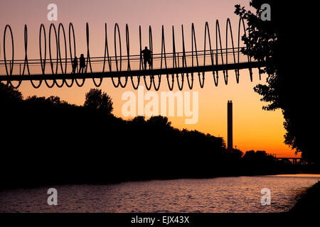 Slinky Ressorts pour la gloire, la passerelle, Tobias Rehberger, à travers le canal de nuit Rhine-Herne, Oberhausen, Rhénanie du Nord-Westphalie Banque D'Images