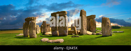 Stonehenge, néolithique ancien cercle de pierres debout, monument UNESCO World Heritage Site, Wiltshire, Angleterre, Royaume-Uni Banque D'Images