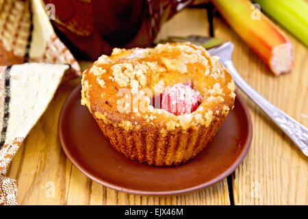 La rhubarbe Cupcake sur plaque avec tasse et serviette Banque D'Images