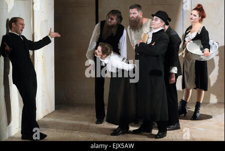 Magdeburg, Allemagne. Mar 31, 2015. Le baryton Britannique Johnny Herford (R) comme 'Josef K." joue sur la scène au cours de la répétition générale pour la première Allemande de la pièce "Der Prozess" ("le procès") dans le théâtre à Magdeburg, Allemagne, 31 mars 2015. L'opéra de chambre en deux actes par le compositeur Philipp Glass est basé sur le fragment de Franz Kafka et premieres on 02 avril 2015. La pièce est une collaboration entre le théâtre et le Magdebourg Linbury Studio Theatre de l'Opéra Royal de Covent Garden à Londres. Photo : Jens Wolf/dpa/Alamy Live News Banque D'Images