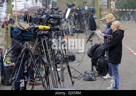 Longue ligne d'équipages médias présentateur tournage dans une école à Haltern/Allemagne, d'où les élèves est mort le vol Germanwings 4U9525 qui s'est écrasé dans le sud de la France Banque D'Images