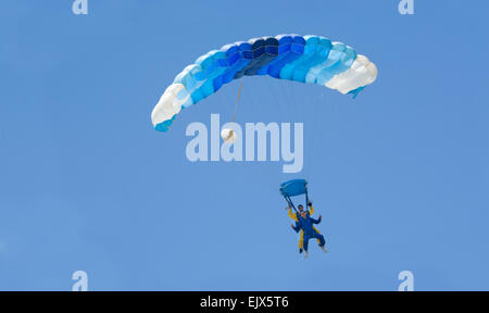 Cordoue, Espagne, - JUN 10, 2013 : tandem skydivers non identifiés d'effectuer le parachutisme avec ciel bleu en arrière-plan. Cordoue, Sp Banque D'Images