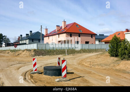 Le début de la construction de la grande route dans le petit village d'Europe. Paysage ensoleillé jour de printemps Banque D'Images