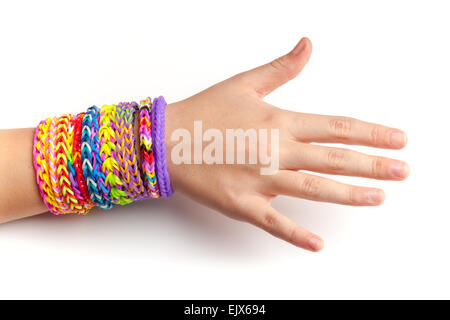 La main de l'enfant avec des bracelets en caoutchouc rainbow loom isolé sur blanc, les adolescents à la mode accessoires de mode Banque D'Images