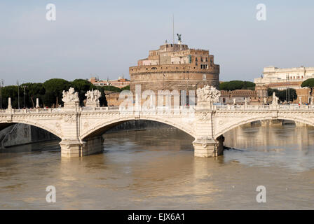 Castel Sant'Angelo et le Ponte Vittorio Emanuele II à Rome. Banque D'Images