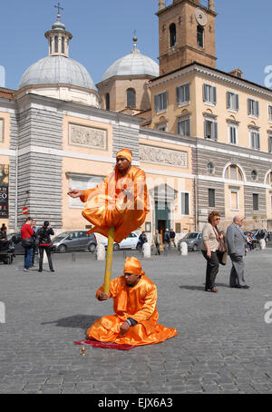 Les artistes de rue dans la Piazza del Popolo, Rome, l'exécution de l'homme flottant 'Illusion'. Banque D'Images