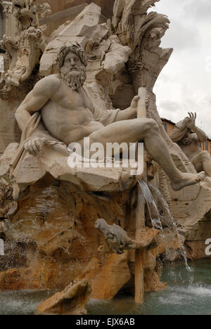 Quatre rivières Fontaine, Piazza Navona, Rome. Statue représentant le Gange par Bernini 1651. Banque D'Images