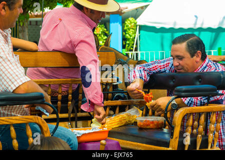 ANDUJAR, ESPAGNE - septembre 6 : Les participants à la foire du cheval manger et s'amuser sur leurs voitures, 6 septembre, 2014 dans Anduja Banque D'Images