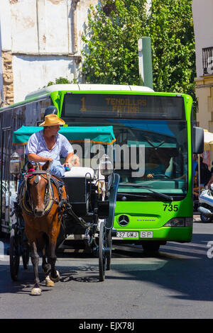 ANDUJAR, ESPAGNE - septembre 6 : Les participants à la foire du cheval à pied sur leurs chars et costumes typiques de style andalou Banque D'Images
