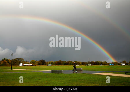 Arc-en-ciel sur Blackheath Common, Blackheath, Londres, UK Banque D'Images